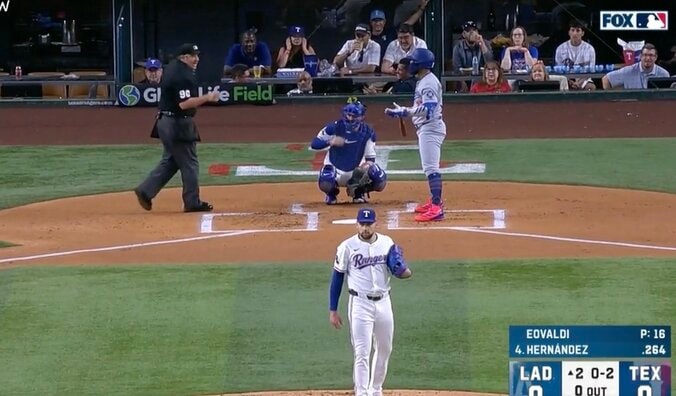 【写真・画像】一体、何が起きた…！？ ド軍ベンチ、まさかの判定に“イライラ”「どうした」「なんで？」 “打者ピッチクロック違反”でテオスカーが無念すぎる三振「可哀想すぎ」　1枚目