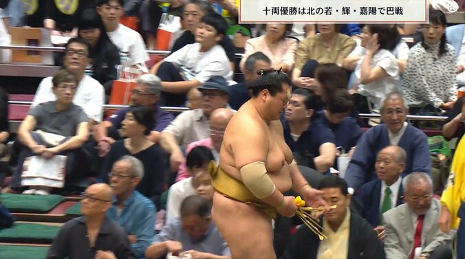 「ホンモノだ」「大御所おるやん」十両優勝決定“巴戦”に大物政治家が“鎮座” 圧倒的存在感にざわめき 2枚目