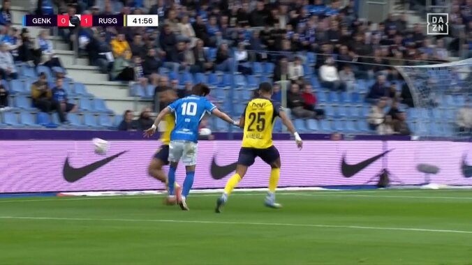 「漫画みたいな抜き方」伊東純也のパーフェクト股抜きカットインに脚光「キレッキレだぞ」「上手すぎて草」 4枚目