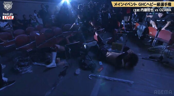 「客の荷物が大ダメージ」「スマホも破壊」GHCヘビー戦、“危険な大技”の応酬でハプニング発生 カメラが捉えた決定的瞬間 4枚目