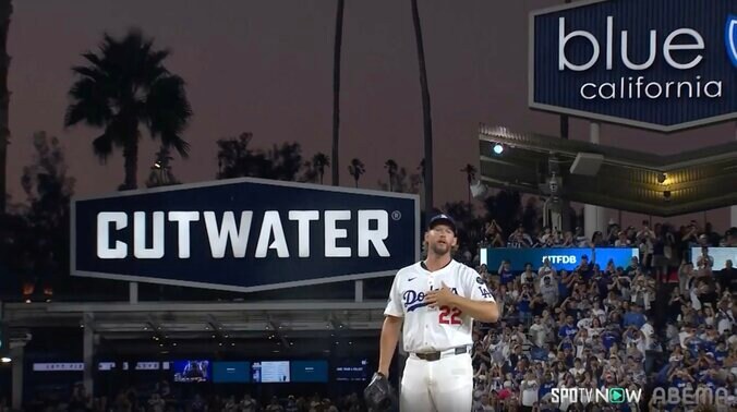 「来いよ！」カーショー、合図も本拠最終登板前に“異例”感動光景 ド軍ナインが“誰も守備に就かず”…粋な演出で示した敬意 3枚目