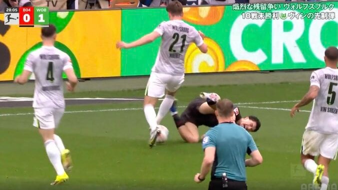 「そらキレる」「審判が心配」荒れ試合で物議を醸す“疑惑の判定”シーン「ヤバいだろ」痛恨PK献上→指揮官ブチギレ！ 3枚目