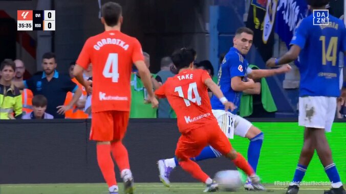 嘘だろ？久保建英、封じられた左を囮に逆足フィニッシュ！「左に食いつかせての右か」「右足もいいからね」ひとりで中央突破→ゴール強襲の瞬間 4枚目