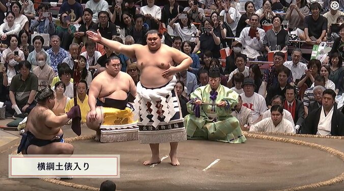 横綱・大の里の背後にチラチラと金髪の上地さん