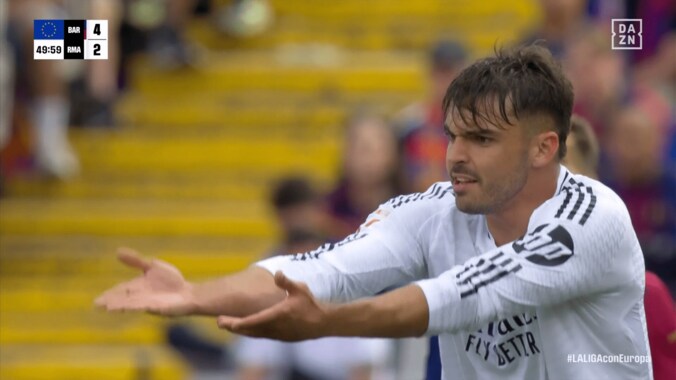 「レッドカードだろ！」「普通に暴力…」マドリードDFの“超危険タックル”にバルサ主将が激怒「荒いだけ」「アフターで蹴った」クラシコで一触即発→SNSも大荒れ 3枚目