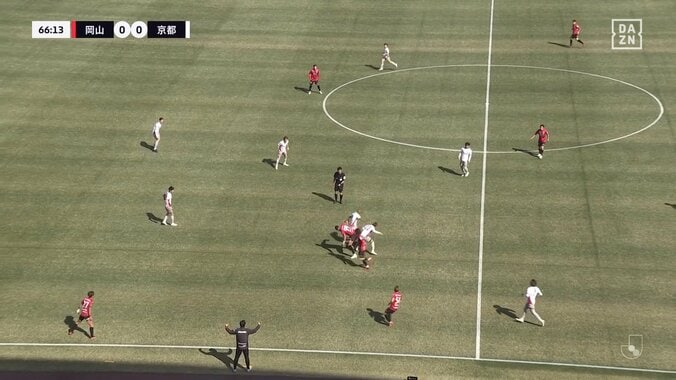 「アメフト過ぎる」重戦車ルカオ、相手2人を背負い躱し3人目も吹っ飛ばす“猛突ドリブル”にスタジアム騒然「何人ならボール取れるんよ」 5枚目