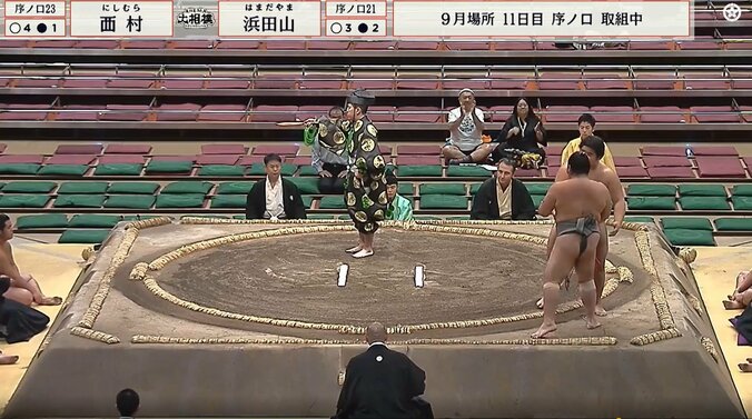 取組を終えた両力士に拍手を送る