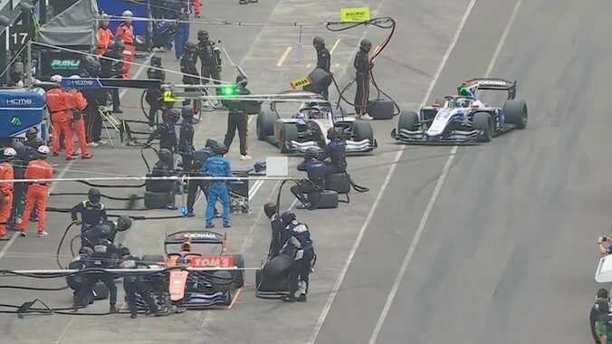 【写真・画像】「今のはダメ」日本最速レースで危機一髪 「ただでさえ狭いのに」「勿体ない」“安全でない瞬間”にファンも騒然　1枚目