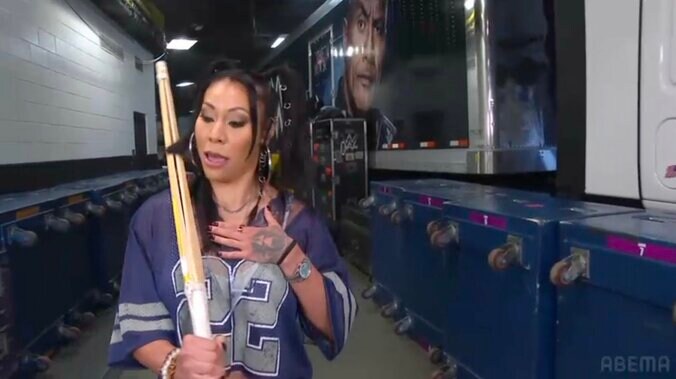 「怖すぎ」女子レスラーの背後でゆらゆら揺れる“謎の影”（写真右奥）