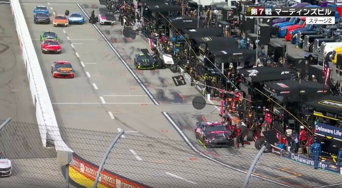 「まさに空飛ぶタイヤ」ピットレーンで目を疑う光景　放送席も驚き隠せず「あ、転がってる！」「これ相当危険ですよね」 3枚目