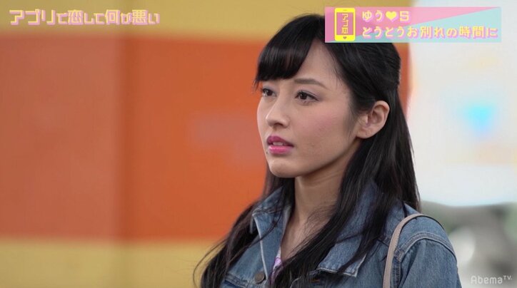 キスできる距離感で横並びで食事…男をその気にさせるテクニック