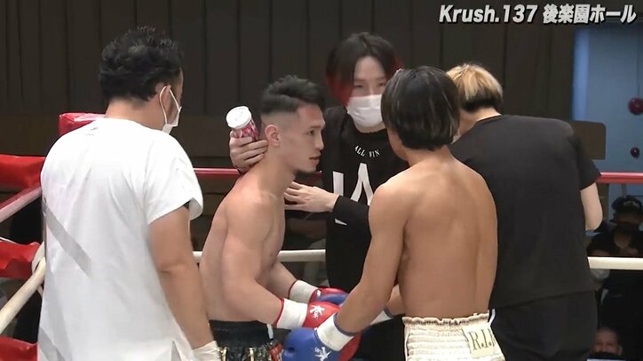 「おぃ、マジか?!」放送席絶句の衝撃KO “見えない左”で元王者が崩れ落ちる姿に戦慄