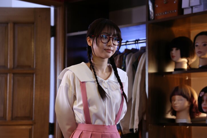 【写真・画像】地味なメガネっ娘→すらり美脚を大胆披露!露出度高めのあざと女子に「どんな男も絶対落とす」武田玲奈の変貌っぷりに注目 1枚目