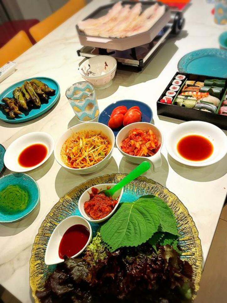  小川菜摘、贅沢な夕食のメニューを公開「お寿司のお土産買ってきちゃった」 
