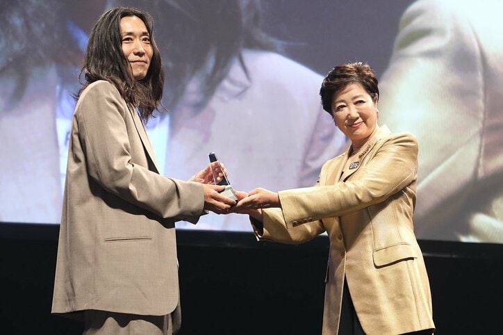 マギー、くっきり“美デコルテ”披露