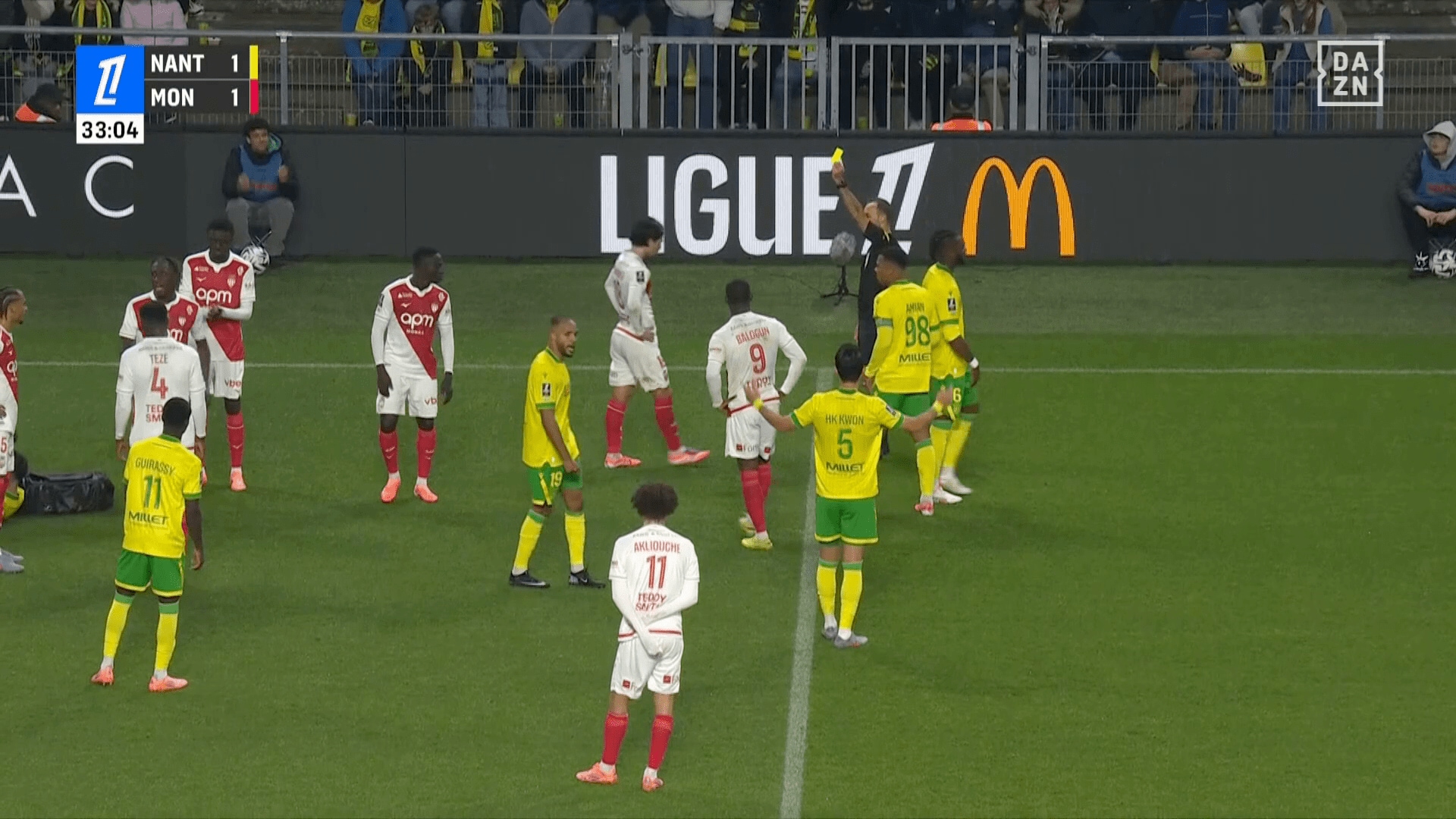 南野にはイエローカードが提示された