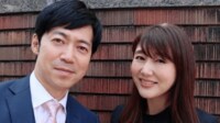 東MAX 安めぐみと安産祈願 浮かない表情の写真に“弁明”