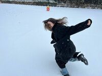 「初めてダイブした」永野芽郁、雪の上ではしゃぐオフショットを公開 「無邪気で可愛すぎる」とファン悶絶