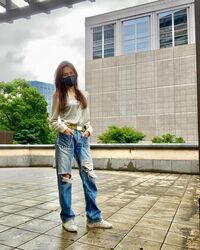 工藤静香、リメイクデニムの私服コーデにファン絶賛「めちゃくちゃカッコイイ」「んー色っぽい」