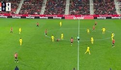 判定に逆ギレ！浅野拓磨に悲劇… “連続タックル”被弾→手荒いプレーにピッチで倒れ込む 相手チームも抗議でサポーター騒然