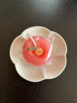  上島竜兵さんの妻、夫の月命日を迎え頂き物を公開「幸せな芸能生活だったのが想像できます」 