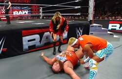 胸元ざっくり衣装のセコンド美女も“ドン引き” 怪獣対決で155キロ大男が半失神のニールキック炸裂…お口あんぐり