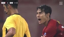 物議を醸す判定…「誤審すぎる」「ファウルですらない」完璧なスライディングがまさかのイエローカードになった瞬間「これで累積は可哀想」「ボールにタックルしたのに」