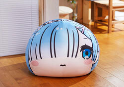 アニメ「リゼロ」微笑むレムがソファクッションに！ 幅約70cmのビッグサイズで癒しをお届け