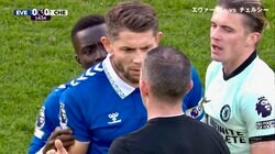 一触即発！危険すぎるタックル炸裂の瞬間　セネガル代表MFのラフプレー巡り両チーム選手が猛抗議「めっちゃイエローやな」「後ろからいっちゃいましたね」