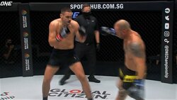 「なぜ（倒れた）？」不自然なダウンに実況が困惑 「止めるの遅い」レフェリーの判断には賛否も