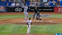 何が起きた？ 大谷翔平、51号の打席で“想定外のハプニング”「いきなりどうした」 まさかの展開に… 球場騒然