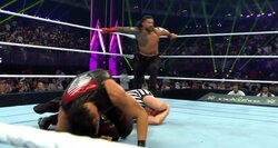 「とんでもないことが起きた」投げ技炸裂もレフェリーに誤爆！ 会場騒然のアクシデント発生&超大金星にファン絶句