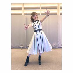 声優・鬼頭明里「ライブ衣装全部可愛い」　清楚ドレスからへそ出しスタイルまで…どのコーディネートが一番好き？