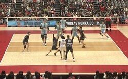 男子バレーで魔球サーブ 揺れて「落ちない？」相手選手が床をバシバシ叩いて悔しがる