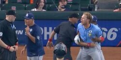 審判に怒りすぎて止められない！  打者の“ある行為”でまさかの退場「これは酷い」仲間も吹っ飛ばして“何度も猛突進”「ガチでヤバい」