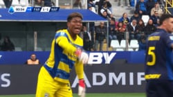 「弾き負けない」鈴木彩艶、“超弾道シュート”をビッグセーブ！強豪ナポリを封じて元日本代表GK＆地元メディアが称賛