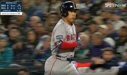 吉田正尚の2年目は大丈夫か…？ 凡退直後に見せた一瞬の“微妙な表情”にファン騒然 「ズボンの上げ方が足りない？」「外野を黙らせて欲しい」