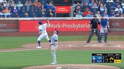 物議を醸す… “怒りのバット投げ”に批判殺到！ ドジャース捕手もドン引き… 凡退した打者のリアクションがヤバすぎる「キレすぎ」「打てなかっただけだろw」