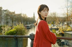 浜辺美波、25歳の節目に最新写真集『25』が発売決定「少し背伸びをしたシーンも」