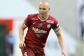 「チームメイトってのが凄い」槙野智章と“敵”イニエスタの肩組み２ショットが話題！「恐れ入ります！」【W杯】