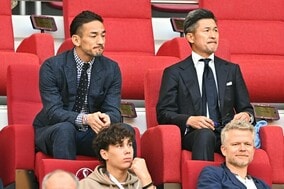 「カズとヒデが並んでる？！！」「完全に雑誌のカバーじゃん」日本対ドイツを見守るレジェンド２人にネット沸騰！【W杯】