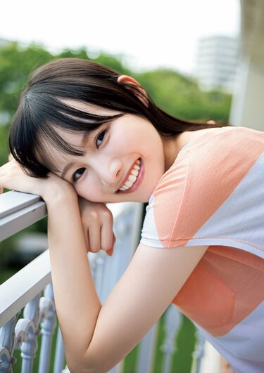 日向坂46・高井俐香、爽やか制服カットに手脚の長さ際立つTシャツ