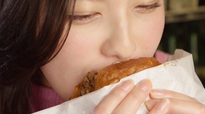 『まるで夢を食べてるみたい』メシテロリスト・北村優衣、絶品ハンバーガーを堪能 5枚目