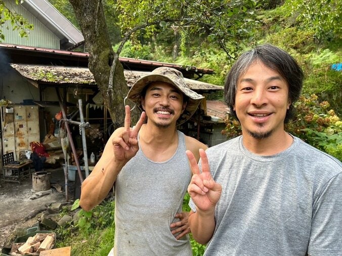 【写真・画像】東出昌大の山小屋、危機一髪「家が燃えたら数字取れるって話してたら、マジで燃えかけた」　1枚目