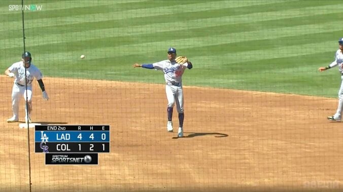 ド軍カーショー、大谷不在で見せたベテランの“矜持” 美技のベッツを称賛…同僚を鼓舞する“粋な光景” 2枚目