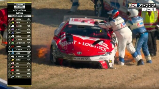 「燃えてる燃えてる」クラッシュ直後に思わぬハプニング 「早く出ないと」サーキット一時騒然、足で消火する荒業も 5枚目