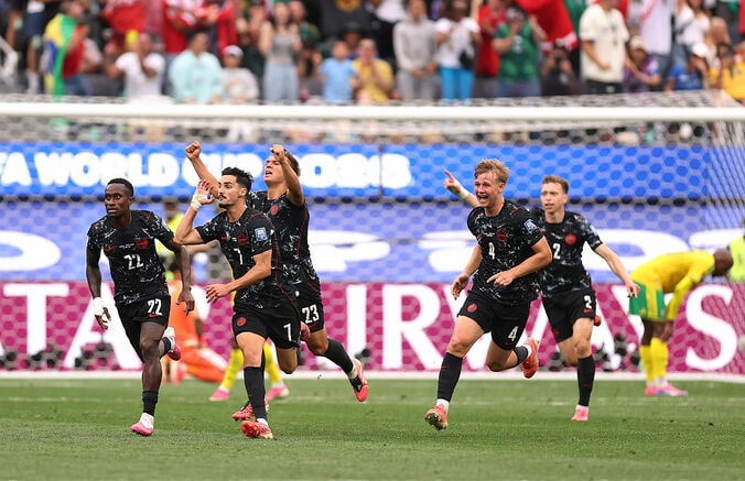 【写真・画像】【W杯】ボスニア史上初のグループ突破決めた！“5枚の壁を打ち破る”驚異の一撃話題…感情爆発でまさかのイエローも歓喜　1枚目