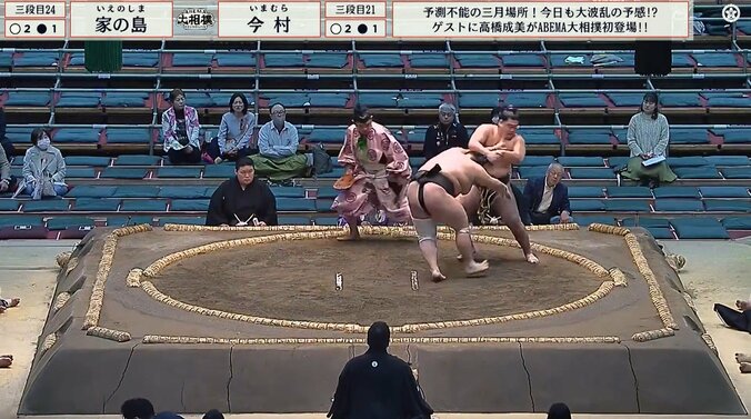 「お姉さんのひざ元まで」巨漢力士が土俵の外へダイブ 館内“ヒヤリ”驚きの声も 3枚目