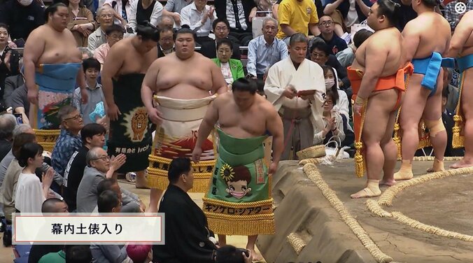 あれ、人気力士の化粧まわしに著名人のイラストが… 幕内土俵入りでファン驚きの一コマ 3枚目