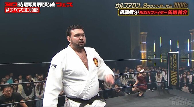 「色っぽい姿で…」元NHK・中川アナ、リングサイドで美脚露わな“艶やかポーズ” 「モテ仕草エグい」ファン悶絶 2枚目